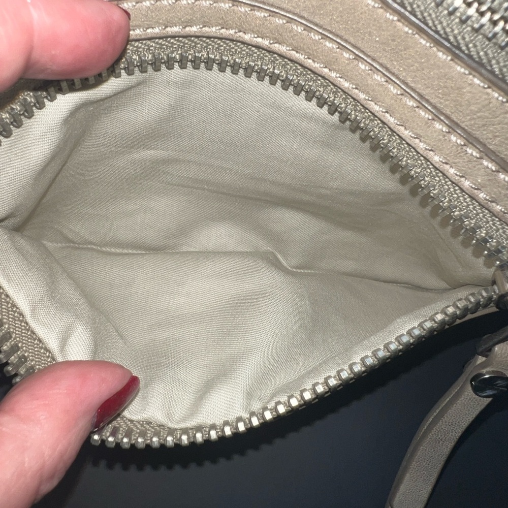 Fossil Dawson Leather Crossbody Handbag in a Metallic Shimmer Finish - Picture 7 of 8
